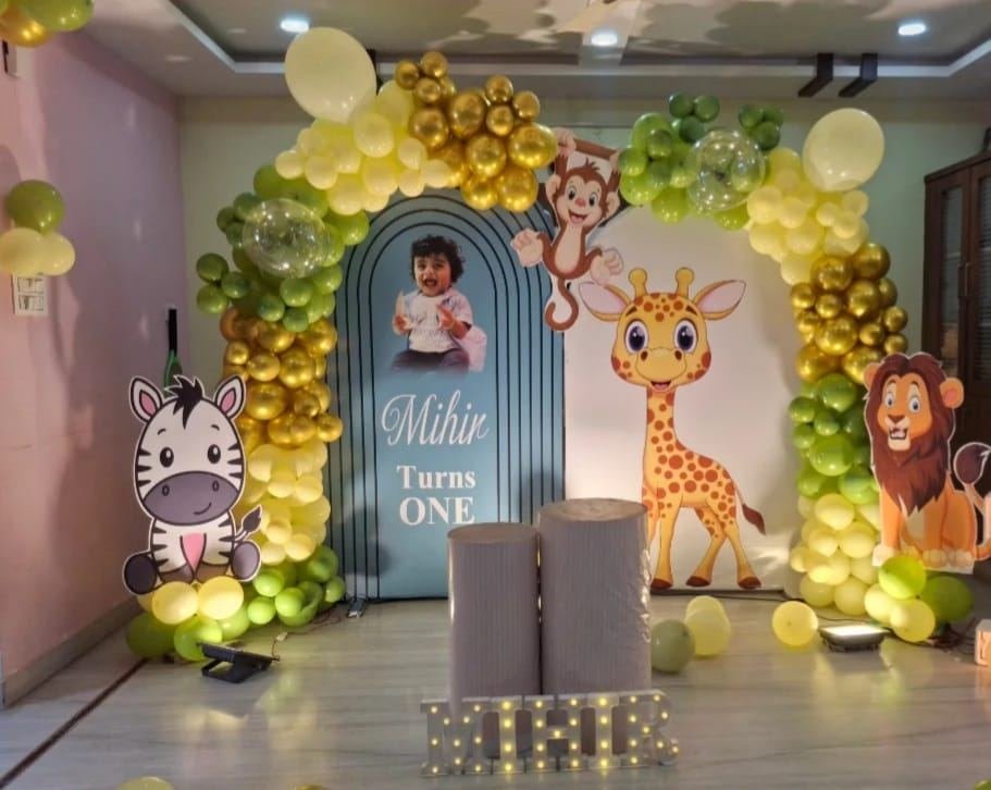 Jungle theme first birthday balloon arch decoration